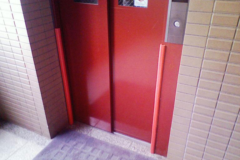 エレベーター入口の角