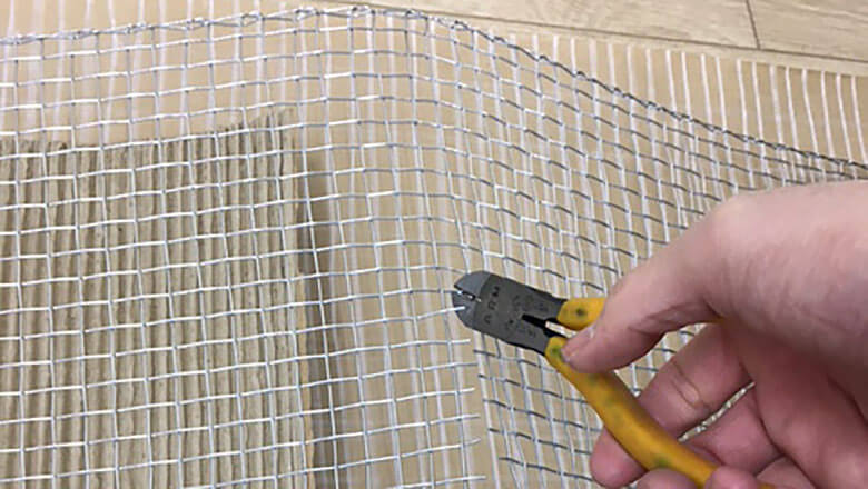 金網カット作業の様子