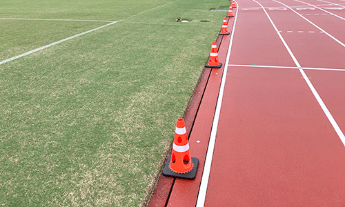 イベント会場でルートを示す穴あきコーン